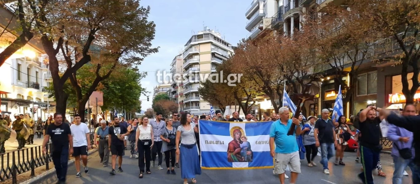 Μεγάλη πορεία διαμαρτυρίας κατά του υποχρεωτικού εμβολιασμού και στην Θεσσαλονίκη (βίντεο)